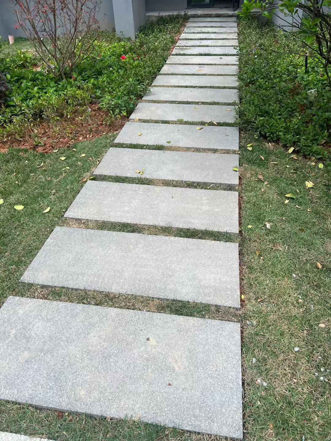 南昌 芝麻黑小区踏步、汀步石铺装效果